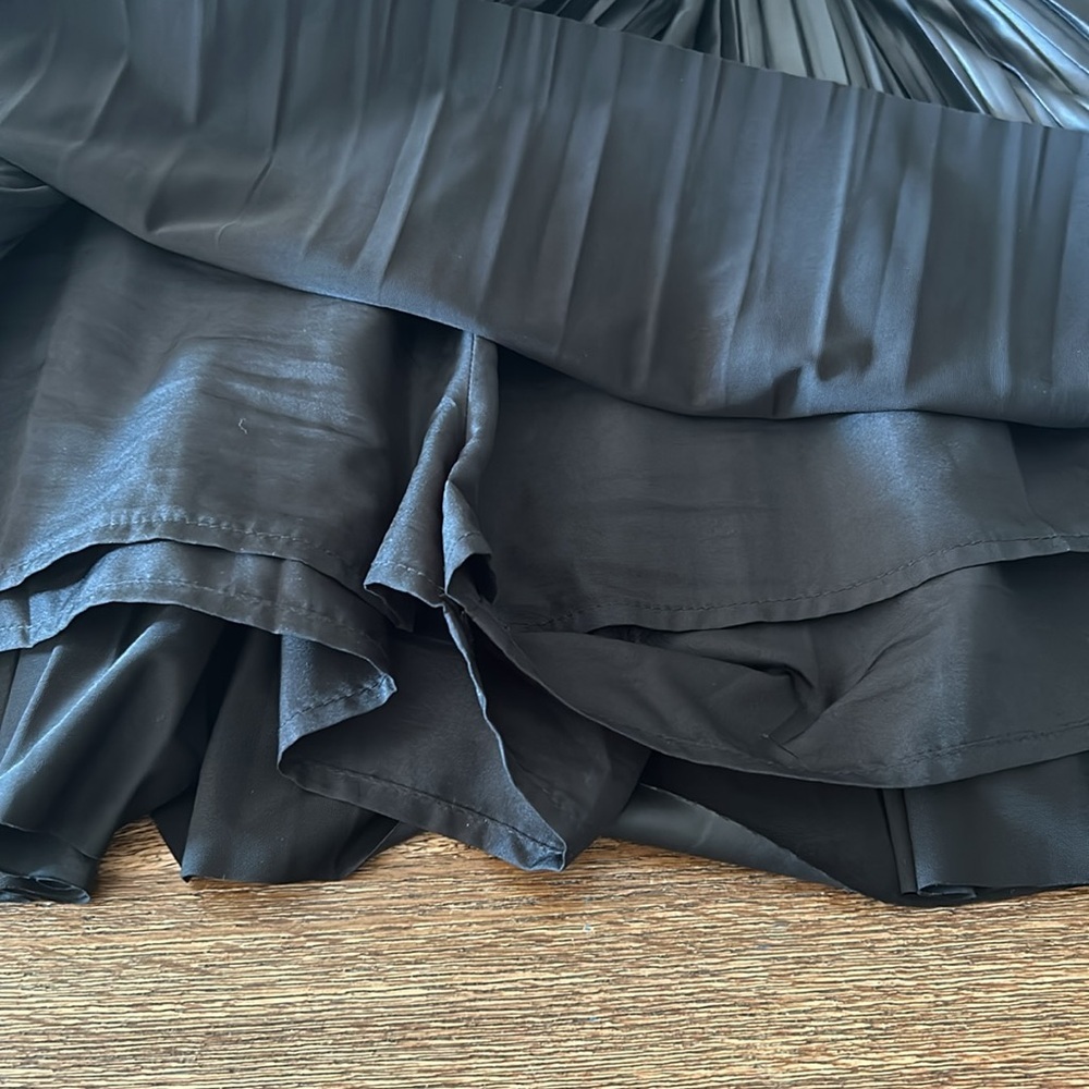 ZARA black pleated pull on skirt medium shorts underneath - Picture 5 of 9